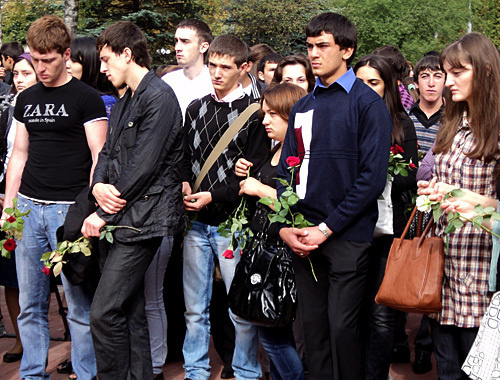 Митинг молодежи у мемориала "Вечный огонь" в Нальчике, 18 сентября 2010 года. Фото "Кавказского узла"
