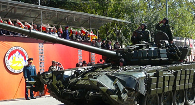 Военный парад в честь Дня Республики Южной Осетии. Цхинвал, 20 сентября 2010 года. Фото "Кавказского узла"