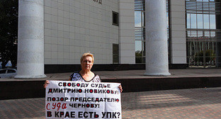 Тамара Новикова возле здания Краснодарского краевого суда, 21 сентября 2010 года. Фото "Кавказского узла"