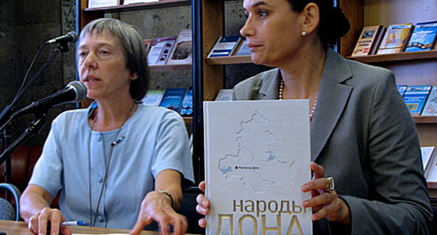 Галина Куликова и Любовь Волошинова на презентации книги "Народы Дона (РОМК)". Ростов-на-Дону, 21 сентября 2010 года. Фото "Кавказского узла"