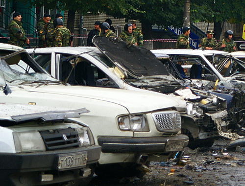 Последствия теракта возле Центрального рынка Владикавказа на улице Джанаева, 9 сентября 2010 года. Фото "Кавказского узла"