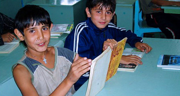 Дети цыган-кэлдэраров, проживающих на территории России. Фото с сайта www.policy.hu