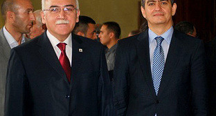 Глава партии "Мусават" Иса Гамбар и председатель Партии народного фронта Азербайджана Али Керимли на съезде ПНФА в Баку 25 сентября 2010 года. Элмин Гасанлы специально для "Кавказского узла"
