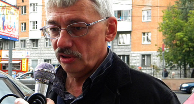 Олег Орлов у дверей Хамовнического суда перед заседанием 13 сентября 2010 года. Фото "Кавказского узла"
