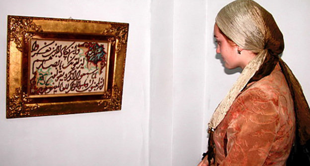 Посетительница выставки, посвященной исламу. Чечня, Грозный, 2007 год. Фото с сайта www.chechnyafree.ru