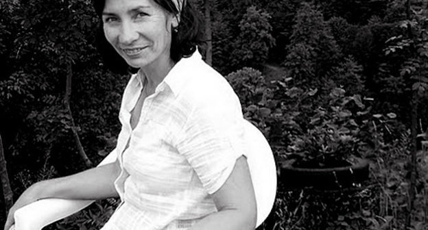 Наталья Эстемирова. Фото с сайта http://picasaweb.google.ru/averh.sova