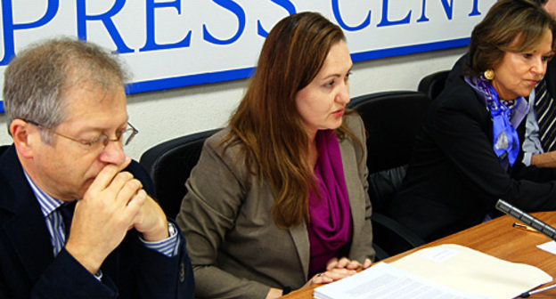 Слева направо: Жан-Поль Мартоз, консультант КЗЖ в Европе; Нина Огнянова, координатор программы Европы и Центральной Азии КЗЖ; Кати Мартон, член правления международного Комитета по защите прав журналистов (CPJ). Москва, 30 сентября 2010 года. Фото "Кавказского узла"