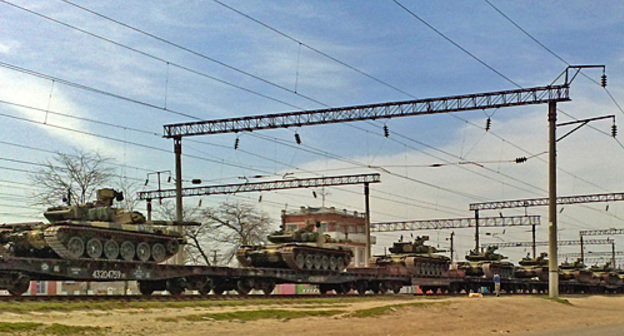 Эшелон с военной техникой на железнодорожной станции Махачкала-1-сортировочная, 28 сентября 2010 года. Фото "Кавказского узла"