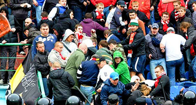 Беспорядки на трибуне болельщиков команды "Спартак" (Москва) во время матча с "Анжи", Махачкала, 3 октября 2010 года. Фото: http://nv-daily.livejournal.com