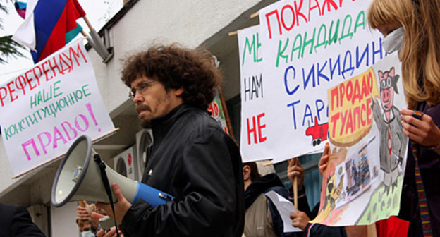 Координатор "Экологической Вахты по Северному Кавказу" Андрей Рудомаха на митинге в Туапсе, 3 октября 2010 года. Фото "Кавказского узла"