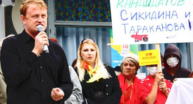 Алексей Дымовский выступает на акции протеста в Туапсе, 3 октября 2010 года. Фото "Кавказского узла"