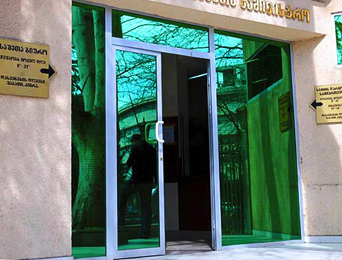 Вход в здание Министерства финансов Грузии, Тбилиси. Фото с сайта www.radiotavisupleba.ge