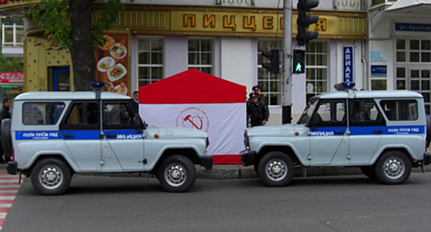 Палатки КПРФ и милиция на пересечении центральных улиц Красная и Северная в Краснодаре, 6 октября 2010 года. Фото "Кавказского узла"