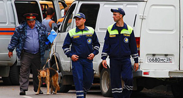 Саперы возле кафе "Глория" на улице 50 лет ВЛКСМ в Ставрополе, 30 сентября 2010 года. Фото: www.stapravda.ru, автор  Эдуард Корниенко