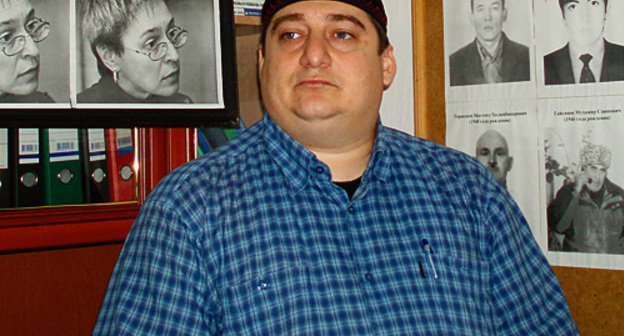 Руководитель правозащитной организации "Машр" Магомед Муцольгов. Карабулак, 7 октября 2010 года. Фото "Кавказского узла"