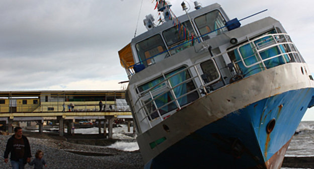 Пассажирский теплоход "Фотон" на берегу Хостинского района Сочи. Фото "Кавказского узла"
