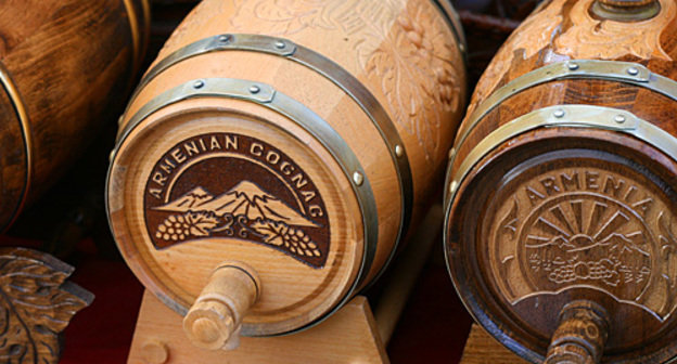 Бочонки с коньяком на рынке в Ереване, Армения. Фото: www.flickr.com/photos/arthur_chapman