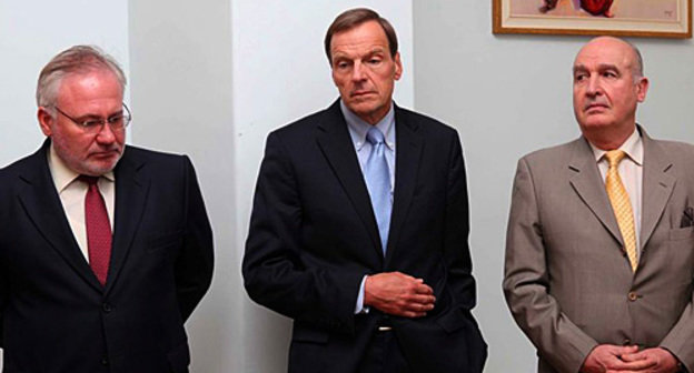 Сопредседатели Минской группы ОБСЕ (слева направо): Игорь Попов, Роберт Брадтке, Бернар Фасье. Ереван, 3 июля 2010 года. Фото: www.photolure.am