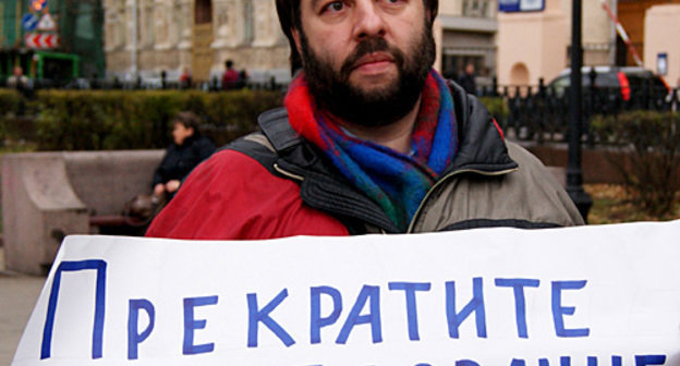 Александр Майсурян на акции протеста против преследования бурятских журналисток Надежды Низовкиной и Татьяны Стецуры в Москве, 14 октября 2010 года. Фото "Кавказского узла"