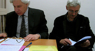 Генри Резник (слева) и Олег Орлов в зале Хамовнического суда г.Москвы, 14 октября 2010 года. Фото "Кавказского узла"