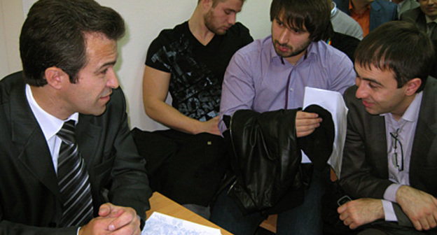 Представитель Рамзана Кадырова Андрей Красненков (слева) и студенты из Чечни. Хамовнический суд Москвы, 14 октября 2010 года. Фото "Кавказского узла"