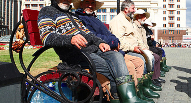 Участники голодовки на Манежной площади с требованием защиты политических прав балкарского народа. Москва, июль 2010 года. Фото с сайта www.balkaria.info
