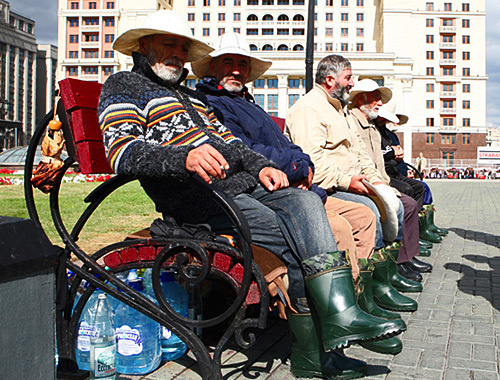 Участники голодовки на Манежной площади с требованием защиты политических прав балкарского народа. Москва, июль 2010 года. Фото с сайта www.balkaria.info
