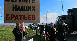 Участники стихийного митинга в Магасе, 18 октября 2010 года. Фото "Кавказского узла"