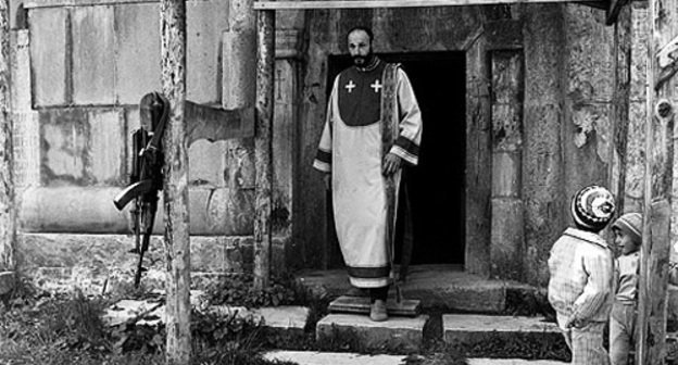 Монастырь Гандзасар, восстанавливаемый после войны. Нагорный Карабах, конец 90-х годов. Фото: www.gandzasar.ru, автор А. Берберян