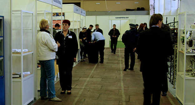 Владикавказ, спортивный комплекс "Манеж". Стенды с продукцией предприятий - участников строительно-промышленного форума. Фото "Кавказского узла"