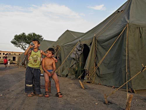 Палаточный лагерь беженцев из Южной Осетии в пригороде Тбилиси. Грузия, август 2008 года. Фото: http://civil.ge, автор Гурам Мурадов