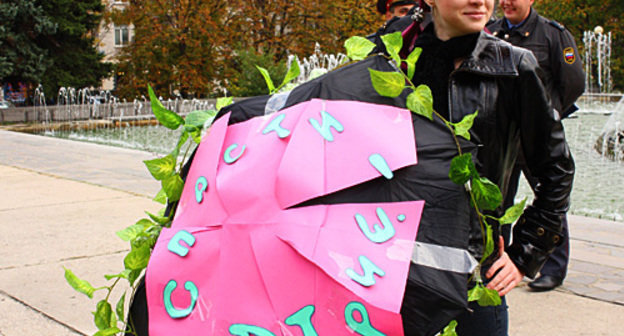 Участница митинга в защиту природы перед кинотеатром "Аврора", Краснодар, 23 октября 2010 года. Фото "Кавказского узла"