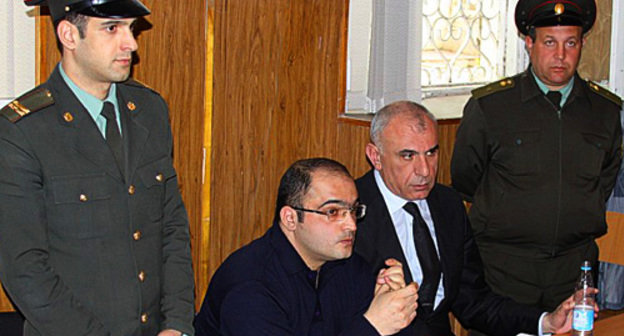 Журналист Эйнулла Фатуллаев и его адвокат Исахан Ашуров (справа) в Гарадагском районном суде Баку, 14 октября 2010 года. Турхан Каримов для "Кавказского узла"
