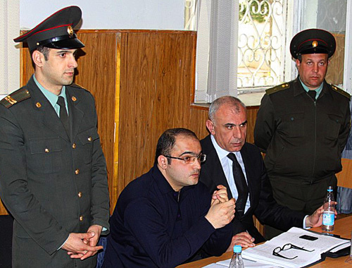 Журналист Эйнулла Фатуллаев и его адвокат Исахан Ашуров (справа) в Гарадагском районном суде Баку, 14 октября 2010 года. Турхан Каримов для "Кавказского узла"