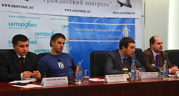 Эксперты мобильной антикоррупционной приемной (слева направо): ведущий эксперт Всероссийской антикоррупционной общественной приемной "Чистые руки" Дмитрий Фирсов, координатор взаимодействия проектов "Гражданский контроль" и "Гражданская платформа" Иван Янцукевич, председатель Ассоциации адвокатов России "За права человека" Евгений Архипов и старший эксперт Института экономики переходного периода Сергей Жаворонков на пресс-конференции в Краснодаре. 26 октября 2010 года. Фото "Кавказского узла"