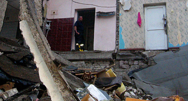 Рухнувший дом в поселении для слепых в предместье Исанско-Самгорского района Тбилиси - Нижняя Поничала. Грузия, 25 октября 2010 года. Фото "Кавказского узла"