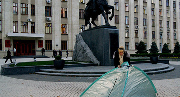 Ирина Колесникова выставляет палатку у здания администрации Краснодарского края, 27 октября 2010 года. Юлия Яковлева специально для "Кавказского узла"