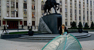 Ирина Колесникова выставляет палатку у здания администрации Краснодарского края, 27 октября 2010 года. Юлия Яковлева специально для "Кавказского узла" Ирина Колесникова выставляет палатку у здания администрации Краснодарского края, 27 октября 2010 года. Юлия Яковлева специально для "Кавказского узла"