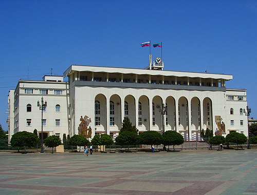 Администрация президента и правительства Дагестана в Махачкале. Фото: www.flickr.com/photos/verbatim
