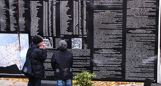 У мемориала "Невинно убиенным" в Ростове-на-Дону, 30 октября 2010 года. Фото "Кавказского узла"