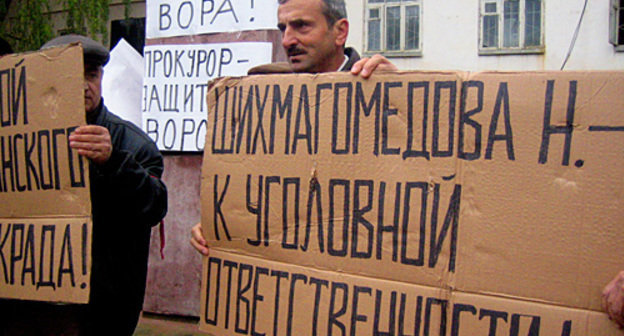 Митинг протеста в селении Хучни Табасаранского района Дагестана. 1 ноября 2010 года. Фото "Кавказского узла"

