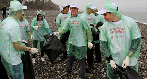 Волонтеры убирают пляж в Имеретинской низменности, 30 октября 2010 года. Фото "Кавказского узла"