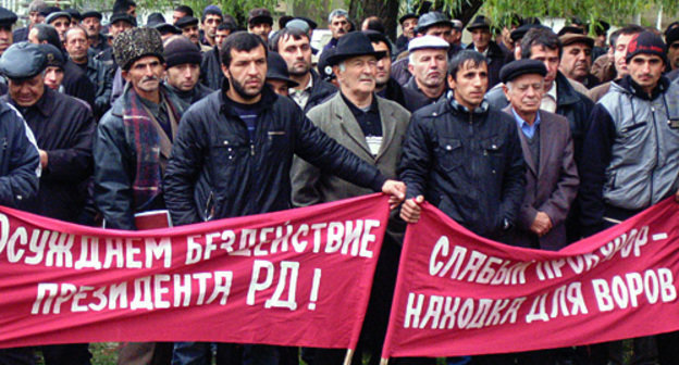 Участники антикоррупционного митинга в селении Хучни Табасаранского района Дагестана. 1 ноября 2010 года. Фото "Кавказского узла"