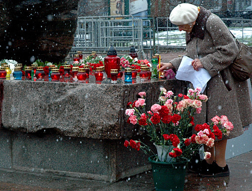 Участница акции памяти "Возвращение имен" у Соловецкого камня на Лубянской площади. Москва, 29 октября 2010 года. Фото "Кавказского узла"