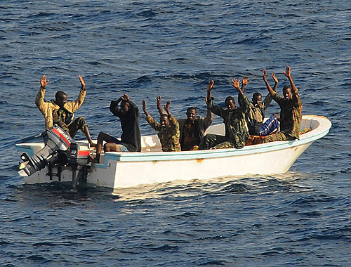 Сомалийские пираты, сдающиеся в плен. Фото с сайта http://ru.wikipedia.org
