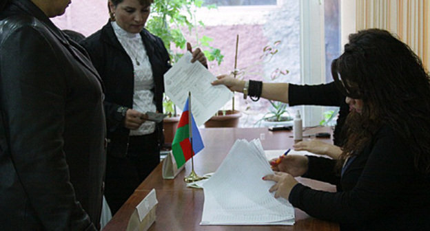 На избирательном участке Насиминского района Баку, 7 ноября 2010 года. Турхан Каримов специально для "Кавказского узла"