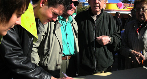 Участники экологического марша подписывают коллективное обращение в защиту животных. Сочи, 7 ноября 2010 года. Фото "Кавказского узла"