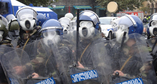 Полиция на проспекте Руставели в Тбилиси 7 ноября 2007 года. Фото: www.civil.ge, автор Давид Мачавариани