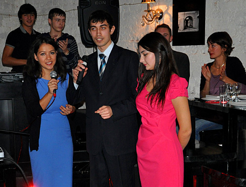 Бэлла Шахмирза (слева) открывает встречу, посвященную культуре кабардинского народа. Москва, 7 ноября 2010 года. Фото "Кавказского узла"