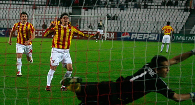 Игрок "Алании" бьет пенальти в ворота "Локомотива". Стадион "Спартак", Владикавказ, 7 ноября 2010 года. Казбек Басаев для "Кавказского узла"